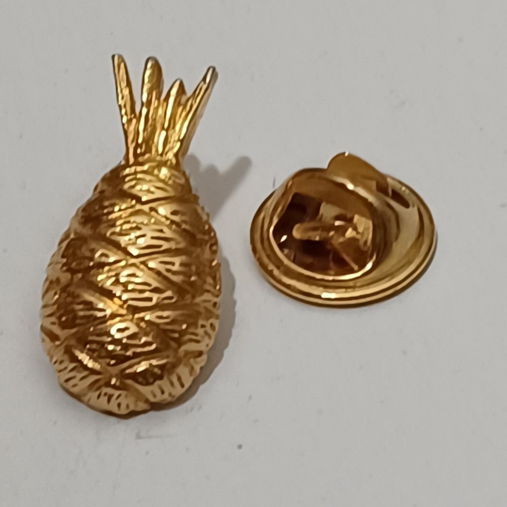 1980s GOLD TONE PINEAPPLE LAPEL PIN